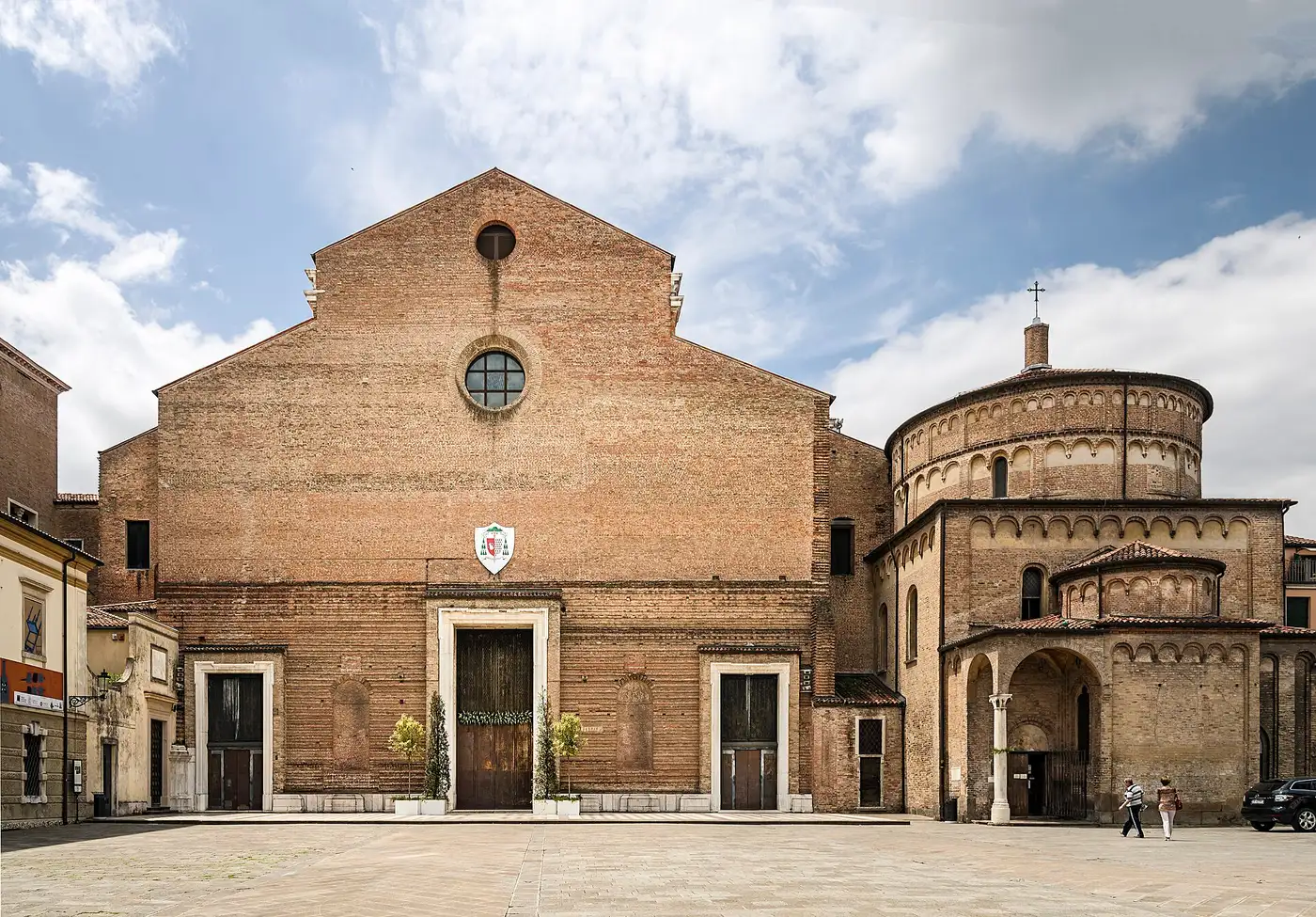 Padua accessibility: the level cathedral square reached on smooth paving west of the piazze